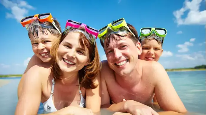 הורים וילדיהם עם משקפות ושנורקלים בים (ShutterStock) הורים וילדיהם עם משקפות ושנורקלים בים (ShutterStock)