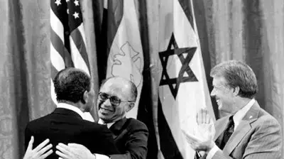אנואר סאדאת ומנחם בגין לצד ג'ימי קרטר מתחבקים בקמפ דייויד 1978, (AP) אנואר סאדאת ומנחם בגין לצד ג'ימי קרטר מתחבקים בקמפ דייויד 1978, (AP)