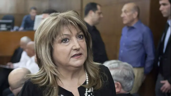 שולה זקן בבית המשפט המחוזי בתל אביב ביום הכרעת הדין בתיק הולילנד. מרץ 2014 (מערכת וואלה! NEWS , תומר אפלבאום) שולה זקן בבית המשפט המחוזי בתל אביב ביום הכרעת הדין בתיק הולילנד. מרץ 2014 (מערכת וואלה! NEWS , תומר אפלבאום)