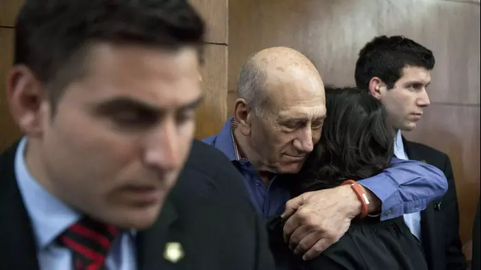 אהוד אולמרט בבית המשפט בתל אביב (רויטרס) אהוד אולמרט בבית המשפט בתל אביב (רויטרס)