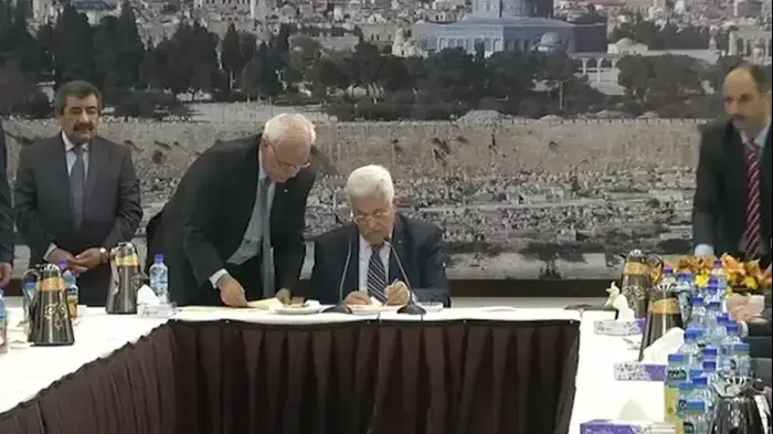 הפלסטינים הגישו לאו"ם את המסמכים החתומים (רויטרס) הפלסטינים הגישו לאו"ם את המסמכים החתומים (רויטרס)
