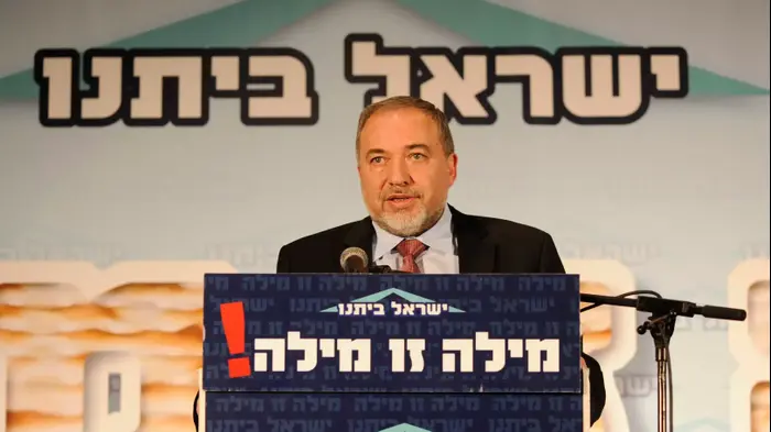 יו"ר המפלגה ושר החוץ אביגדור ליברמן בכנס הרמת כוסית המסורתית של מפלגת "ישראל ביתנו", אפריל 2014 (יואב דודקביץ') יו"ר המפלגה ושר החוץ אביגדור ליברמן בכנס הרמת כוסית המסורתית של מפלגת "ישראל ביתנו", אפריל 2014 (יואב דודקביץ')