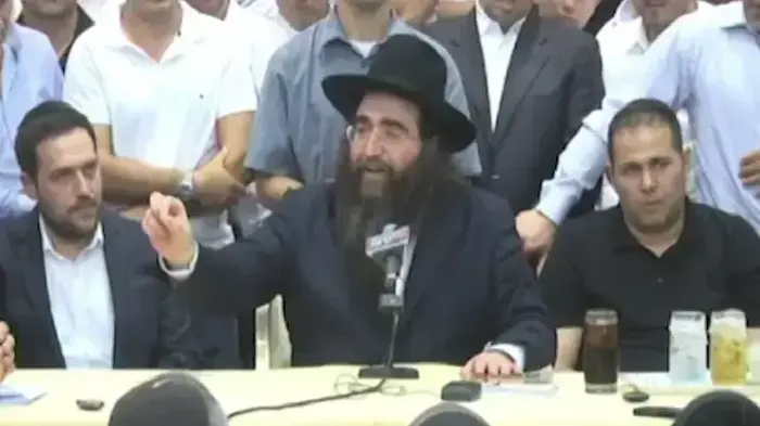 הרב פינטו לחסידיו: "עשו לנו את כל הרע שבעולם" (שי מכלוף) הרב פינטו לחסידיו: "עשו לנו את כל הרע שבעולם" (שי מכלוף)