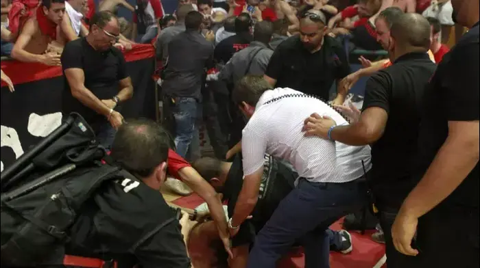 מהומה באולם מלחה בסיום המשחק בין הפועל ירושלים למכבי חיפה (יוסי ציפקיס) מהומה באולם מלחה בסיום המשחק בין הפועל ירושלים למכבי חיפה (יוסי ציפקיס)