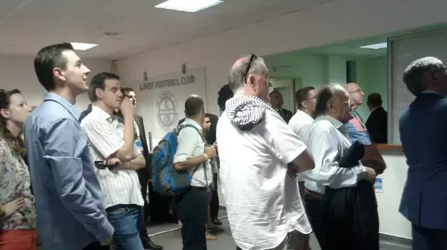 עיתונאים צופים במשחק כדורמים בטלוויזיה (מערכת וואלה! NEWS , אופיר סער) עיתונאים צופים במשחק כדורמים בטלוויזיה (מערכת וואלה! NEWS , אופיר סער)