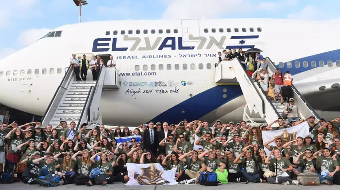 108 החיילים הבודדים לעתיד מצפון אמריקה שנחתו בישראל עם רובי ריבלין וגדעון סער. אוגוסט 2014 (יח"צ , שחר עזרן, באדיבות ארגון "נפש בנפש") 108 החיילים הבודדים לעתיד מצפון אמריקה שנחתו בישראל עם רובי ריבלין וגדעון סער. אוגוסט 2014 (יח"צ , שחר עזרן, באדיבות ארגון "נפש בנפש")