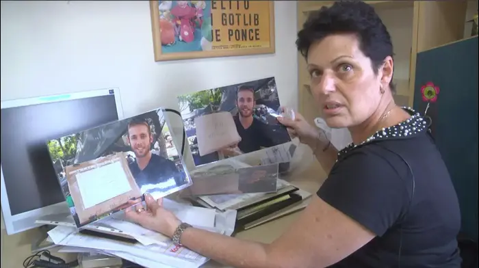 אמו של סמ"ר מתן גוטליב ז"ל מציגה שתיים מתמונותיו האחרונות בביתה בראשון לציון, אוגוסט 2014 (יותם רונן) אמו של סמ"ר מתן גוטליב ז"ל מציגה שתיים מתמונותיו האחרונות בביתה בראשון לציון, אוגוסט 2014 (יותם רונן)