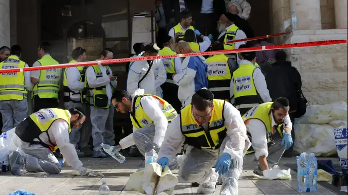 אנשי זק"א בזירת הפיגוע בבית הכנסת בירושלים, נובמבר 2014 (רויטרס) אנשי זק"א בזירת הפיגוע בבית הכנסת בירושלים, נובמבר 2014 (רויטרס)