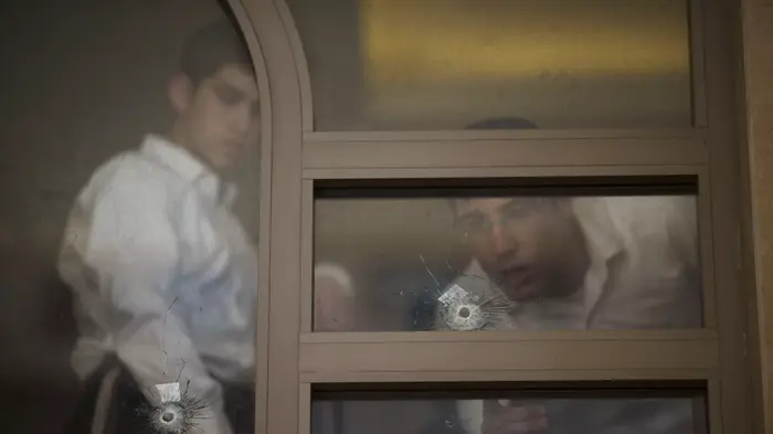 זירת הפיגוע בבית הכנסת קהילת בני תורה בירושלים, נובמבר 2014 (AP) זירת הפיגוע בבית הכנסת קהילת בני תורה בירושלים, נובמבר 2014 (AP)
