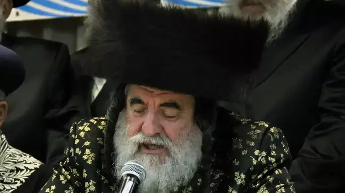 האדמו"ר ויזניץ (יח"צ , משה ויסברג, בחדרי חרדים) האדמו"ר ויזניץ (יח"צ , משה ויסברג, בחדרי חרדים)