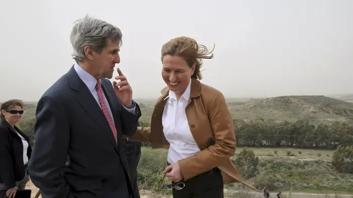 ציפי לבני וג'ון קרי בביקור בשדרות (AP) ציפי לבני וג'ון קרי בביקור בשדרות (AP)