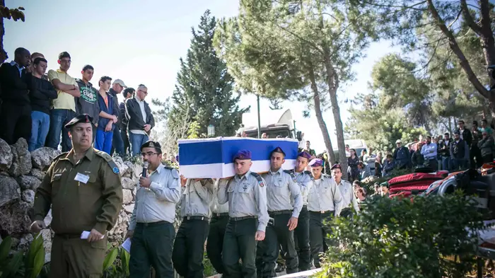 הלווייתו של יוחאי קלנגל בהר הרצל. ינואר 2015 (נועם מושקוביץ) הלווייתו של יוחאי קלנגל בהר הרצל. ינואר 2015 (נועם מושקוביץ)