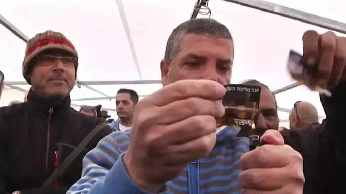מפוטרי הברום שרפו כרטיסי חבר בליכוד (שי מכלוף) מפוטרי הברום שרפו כרטיסי חבר בליכוד (שי מכלוף)