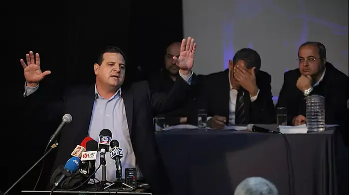 איימן עודה במסיבת עיתונאים של הרשימה המשותפת, תל אביב. פברואר 2015 (דרור עינב)