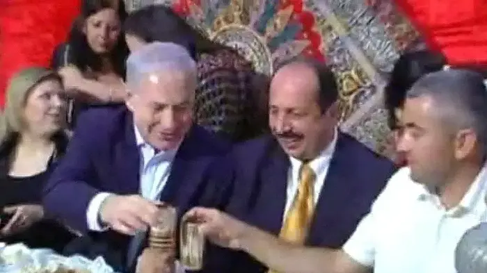 אבי פחימה בחגיגות המימונה עם ראש הממשלה בנימין נתניהו בבית משפחת פחימה באור עקיבא (צילום מסך) אבי פחימה בחגיגות המימונה עם ראש הממשלה בנימין נתניהו בבית משפחת פחימה באור עקיבא (צילום מסך)