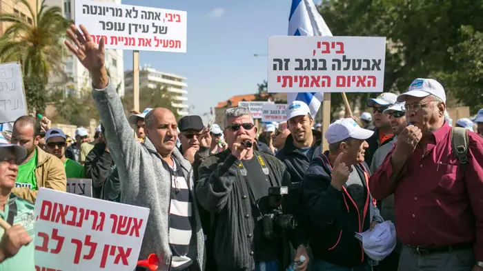 הפגנה של עובדי כי"ל מול מעון ראש הממשלה, מרץ 2015 (נועם מושקוביץ) הפגנה של עובדי כי"ל מול מעון ראש הממשלה, מרץ 2015 (נועם מושקוביץ)