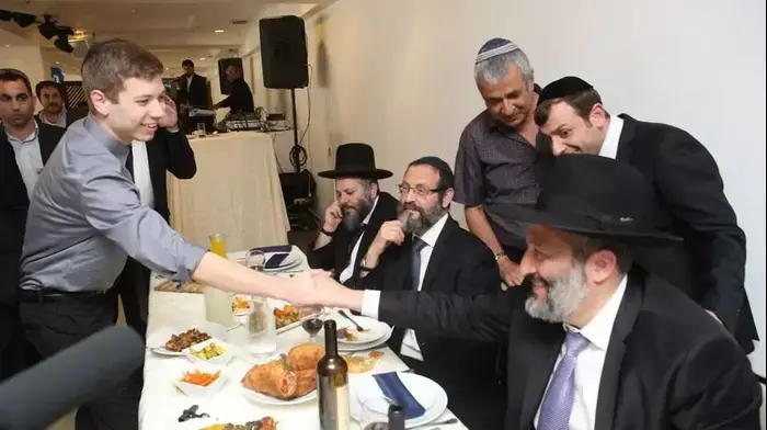 יו"ר ש"ס אריה דרעי בחגיגת הברית של נכדו, מרץ 2015 (מערכת וואלה! NEWS , יעקב כהן) יו"ר ש"ס אריה דרעי בחגיגת הברית של נכדו, מרץ 2015 (מערכת וואלה! NEWS , יעקב כהן)