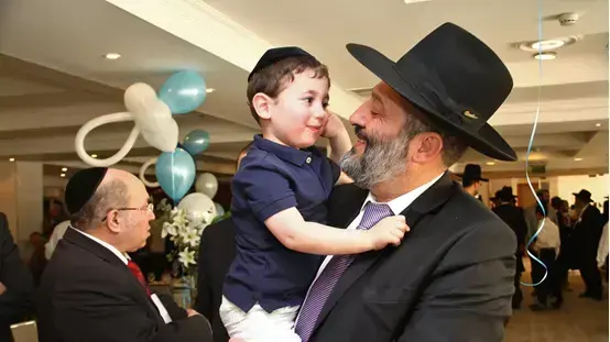 יו"ר ש"ס אריה דרעי בחגיגת הברית של נכדו, מרץ 2015 (מערכת וואלה! NEWS , יעקב כהן) יו"ר ש"ס אריה דרעי בחגיגת הברית של נכדו, מרץ 2015 (מערכת וואלה! NEWS , יעקב כהן)