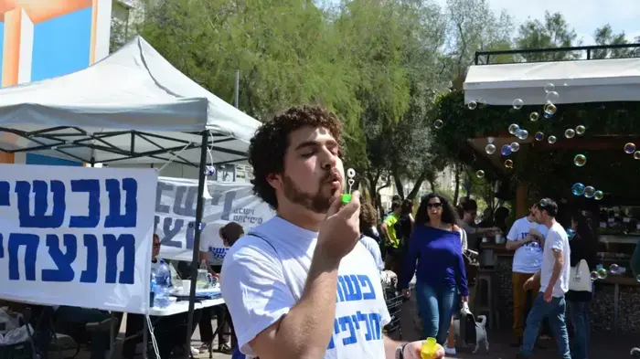 V15 בדיזנגוף ת"א משכנעים תושבים לצאת ולהצביע, 17 במרץ 2015. (ניב אהרונסון) V15 בדיזנגוף ת"א משכנעים תושבים לצאת ולהצביע, 17 במרץ 2015. (ניב אהרונסון)