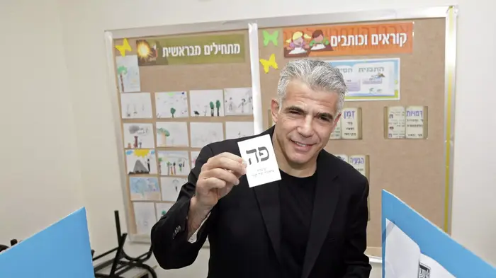 יאיר לפיד יו"ר יש עתיד מצביע בבחירות 2015, קלפיות נפתחו. תל אביב 17 במרץ, 2015 (רויטרס)