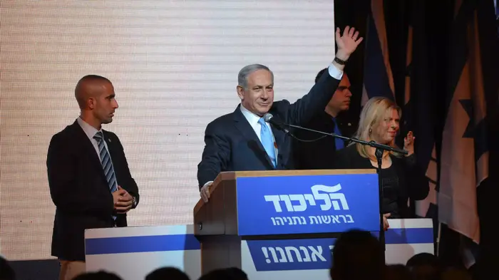 עמיר בניון ותומכי הליכוד בגני התערוכה בהכרזה על התוצאות, 17 במרץ 2015 (ראובן קסטרו)