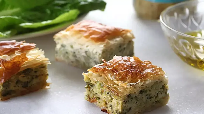 פשטידת פילו ברוקולי יוונית פשטידת פילו ברוקולי יוונית (אפיק גבאי)