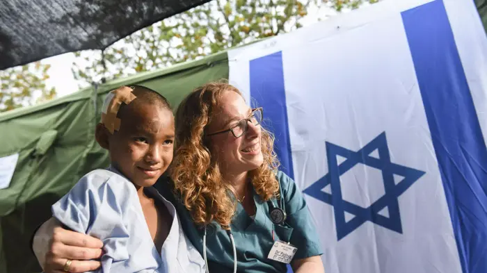 הילדה טמנג עם הרופאה סא"ל ד"ר חגית פדובה. נפאל , קטמנדו מאי 2015 (דובר צה"ל) הילדה טמנג עם הרופאה סא"ל ד"ר חגית פדובה. נפאל , קטמנדו מאי 2015 (דובר צה"ל)