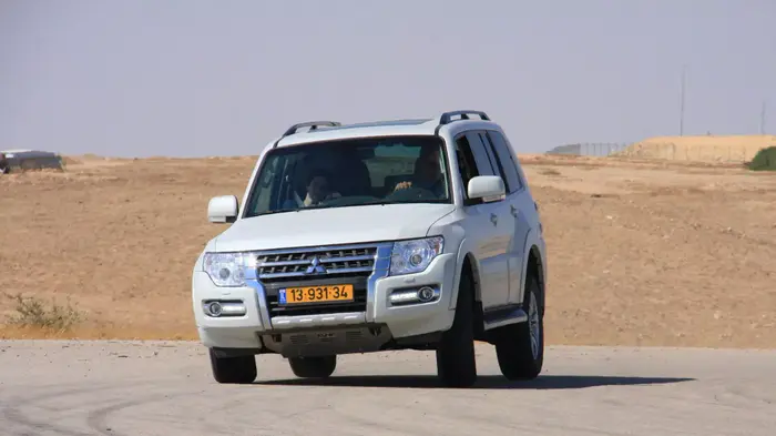 מיצובישי פג'רו נגד טויוטה לנד קרוזר (מערכת וואלה! NEWS , רמי גלבוע) מיצובישי פג'רו נגד טויוטה לנד קרוזר (מערכת וואלה! NEWS , רמי גלבוע)
