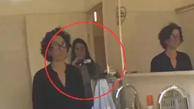 מצלמה גלויה על הסט של יצאת צדיק (צילום מסך) מצלמה גלויה על הסט של יצאת צדיק (צילום מסך)