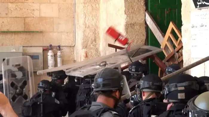 התפרעויות בהר הבית (צילום מסך) התפרעויות בהר הבית (צילום מסך)