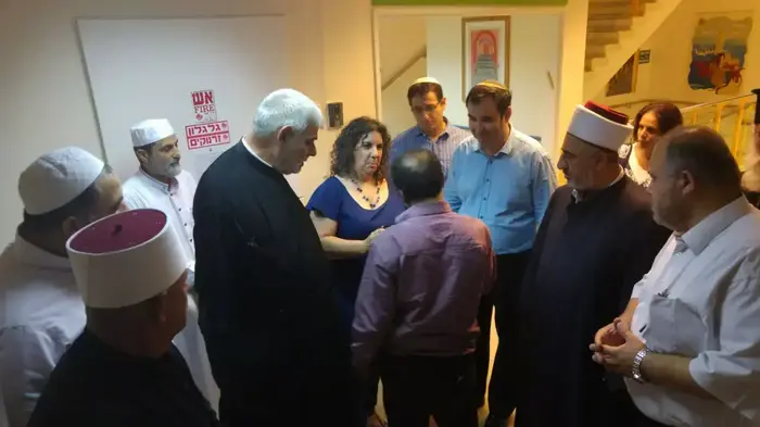 משלחת של רבנים רפורמים ונכבדי דת נוצרים ומוסלמים הגיעה לתל השומר לבקר את משפחת דוואבשה, אוגוסט 2015 (שלומי גבאי) משלחת של רבנים רפורמים ונכבדי דת נוצרים ומוסלמים הגיעה לתל השומר לבקר את משפחת דוואבשה, אוגוסט 2015 (שלומי גבאי)