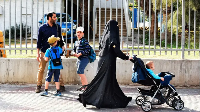 שכונה מעורבת ערבים ויהודים בלוד, נובמבר 2015 (ראובן קסטרו) שכונה מעורבת ערבים ויהודים בלוד, נובמבר 2015 (ראובן קסטרו)
