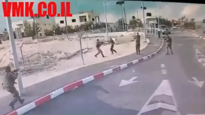 תיעוד מניסיון הפיגוע במחסום הקיוסק, ליד אבו דיס שממזרח לירושלים (צילום מסך) תיעוד מניסיון הפיגוע במחסום הקיוסק, ליד אבו דיס שממזרח לירושלים (צילום מסך)