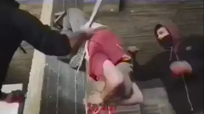 שחזור עינוי בשב"כ כפי שפורסם בסרטון שהופץ על ידי פעילי ימין. דצמבר 2015 (צילום מסך) שחזור עינוי בשב"כ כפי שפורסם בסרטון שהופץ על ידי פעילי ימין. דצמבר 2015 (צילום מסך)
