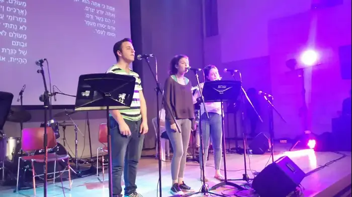 ניצולי שואה חוזרים לשירי ילדותם (מתוך החזרות למופע) (אבי כהן) ניצולי שואה חוזרים לשירי ילדותם (מתוך החזרות למופע) (אבי כהן)