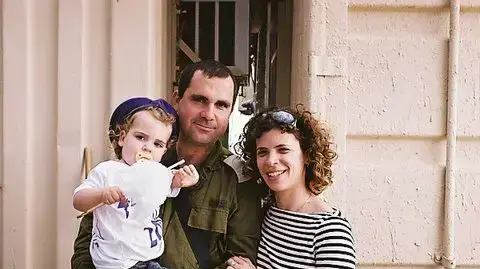 מיכל קסטן-קידר דולב קידר ובתם מיה מתוך הסרט מחכה לו (יח"צ) מיכל קסטן-קידר דולב קידר ובתם מיה מתוך הסרט מחכה לו (יח"צ)
