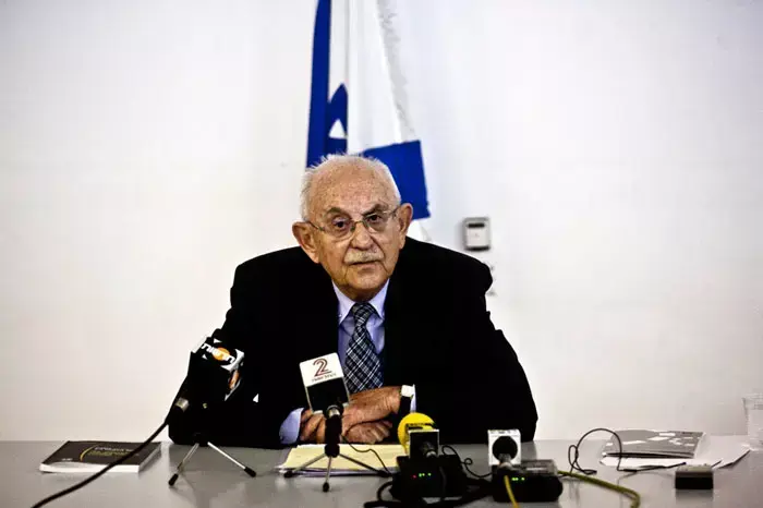 אליעזר גולדברג, נציב התלונות על השופטים בהגשת הדו"ח לשנת 2010, אפריל 2011 (מגד גוזני) אליעזר גולדברג, נציב התלונות על השופטים בהגשת הדו"ח לשנת 2010, אפריל 2011 (מגד גוזני)