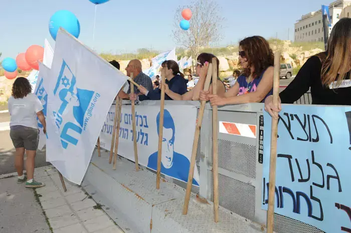 המילואימניקים במחאה על גלעד שליט מול ישיבת הממשלה ,אפריל 2011 (עומר מירון) המילואימניקים במחאה על גלעד שליט מול ישיבת הממשלה ,אפריל 2011 (עומר מירון)