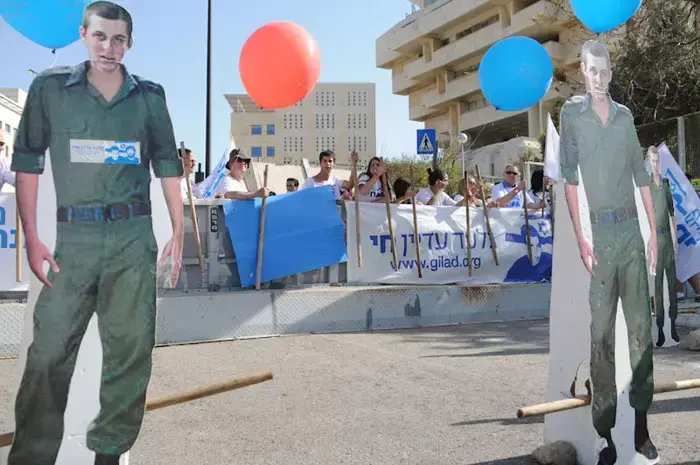 המילואימניקים במחאה על גלעד שליט מול ישיבת הממשלה ,אפריל 2011 (עומר מירון) המילואימניקים במחאה על גלעד שליט מול ישיבת הממשלה ,אפריל 2011 (עומר מירון)