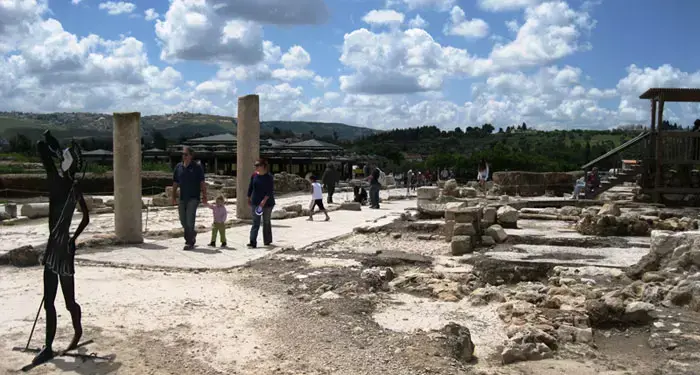 מטיילים בציפורי בחול המועד פסח, אפריל 2011 (יח"צ , הלל גלזמן) מטיילים בציפורי בחול המועד פסח, אפריל 2011 (יח"צ , הלל גלזמן)