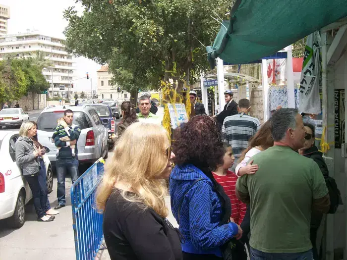 מבקרים רבים באוהל משפחת שליט בירושלים, אפריל 2011 (יח"צ , אוהד כנר) מבקרים רבים באוהל משפחת שליט בירושלים, אפריל 2011 (יח"צ , אוהד כנר)