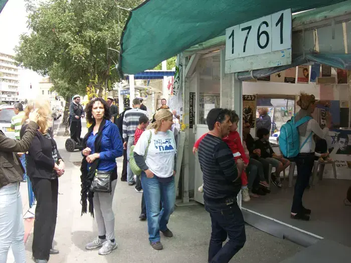 מבקרים רבים באוהל משפחת שליט בירושלים, אפריל 2011 (יח"צ , אוהד כנר) מבקרים רבים באוהל משפחת שליט בירושלים, אפריל 2011 (יח"צ , אוהד כנר)
