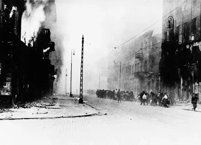 הרס גטו ורשה, אביב 1943 (AP)