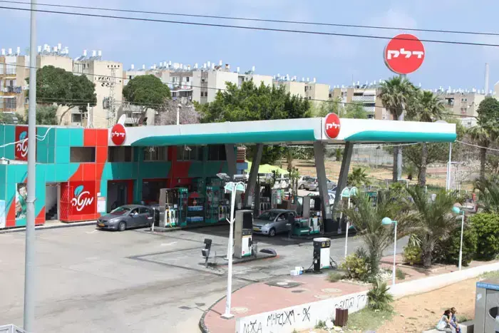 תחנות דלק , אפריל 2011 (שלומי גבאי) תחנות דלק , אפריל 2011 (שלומי גבאי)
