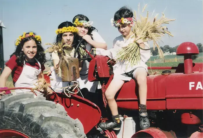 שבועות במוזיאון "חצר ראשונים", קיבוץ עין שמר (יח"צ , אוסף "החצר הישנה", עין שמר) שבועות במוזיאון "חצר ראשונים", קיבוץ עין שמר (יח"צ , אוסף "החצר הישנה", עין שמר)