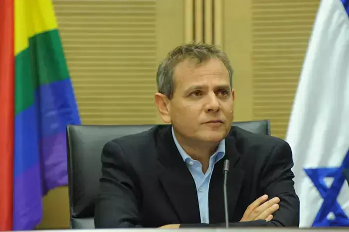 מפגש בכנסת של ראשי הקהילה הגאה לכבוד חודש הגאווה בהשתתפות רובי ריבלין וניצן הורוביץ, מאי 2011 (עומר מירון) מפגש בכנסת של ראשי הקהילה הגאה לכבוד חודש הגאווה בהשתתפות רובי ריבלין וניצן הורוביץ, מאי 2011 (עומר מירון)