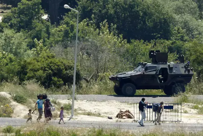 כוחות של צבא סוריה סמוך לגבול טורקיה, 23 ביוני 2011 (רויטרס) כוחות של צבא סוריה סמוך לגבול טורקיה, 23 ביוני 2011 (רויטרס)
