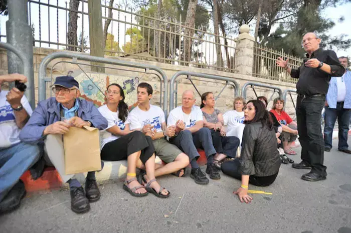 בני משפחת שליט כבולים בשלשלאות מול בית ראש הממשלה בירושלים. יוני 2011 (עומר מירון) בני משפחת שליט כבולים בשלשלאות מול בית ראש הממשלה בירושלים. יוני 2011 (עומר מירון)