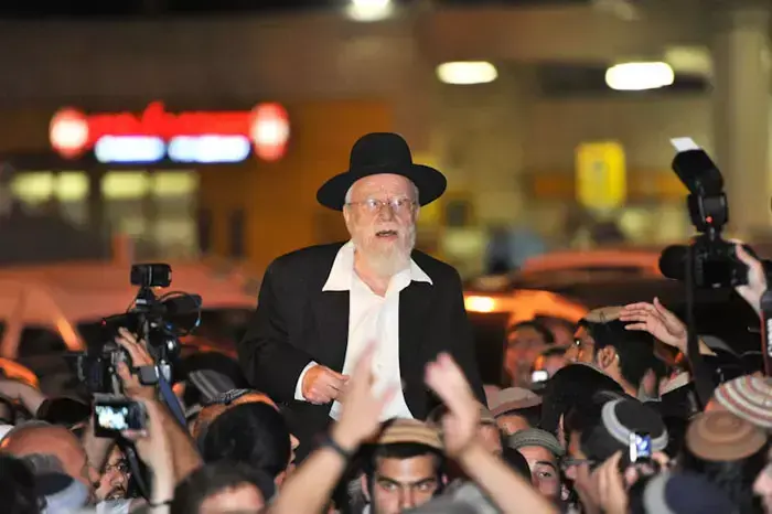 הרב דב ליאור חוזר מחקירה משטרתית בעקבות תמיכתו בספר תורת המלך, המון רב מקבל את פניו בכניסה לירושלים, יוני 2011 (עומר מירון) הרב דב ליאור חוזר מחקירה משטרתית בעקבות תמיכתו בספר תורת המלך, המון רב מקבל את פניו בכניסה לירושלים, יוני 2011 (עומר מירון)