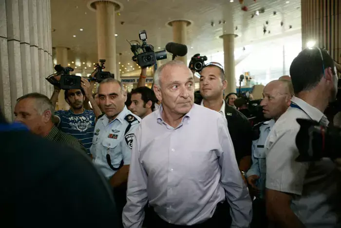 יצחק אהרונוביץ', השר לביטחון פנים בנמל התעופה בן גוריון לקראת מטס הפעילים בפרו פלסטינים, יולי 2011 (אורי לנץ) יצחק אהרונוביץ', השר לביטחון פנים בנמל התעופה בן גוריון לקראת מטס הפעילים בפרו פלסטינים, יולי 2011 (אורי לנץ)
